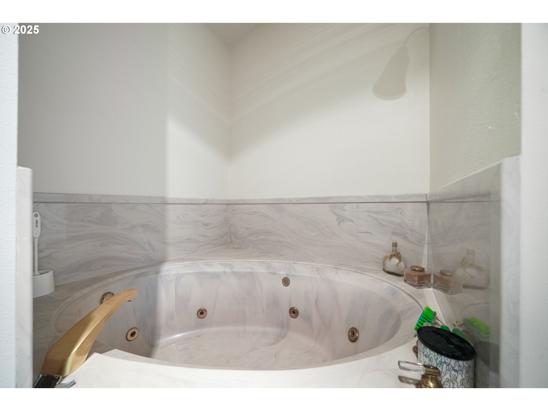 27415 Siuslaw Road Lorane, OR 97451 - Photo 21 of 48 a bathroom with a bathtub