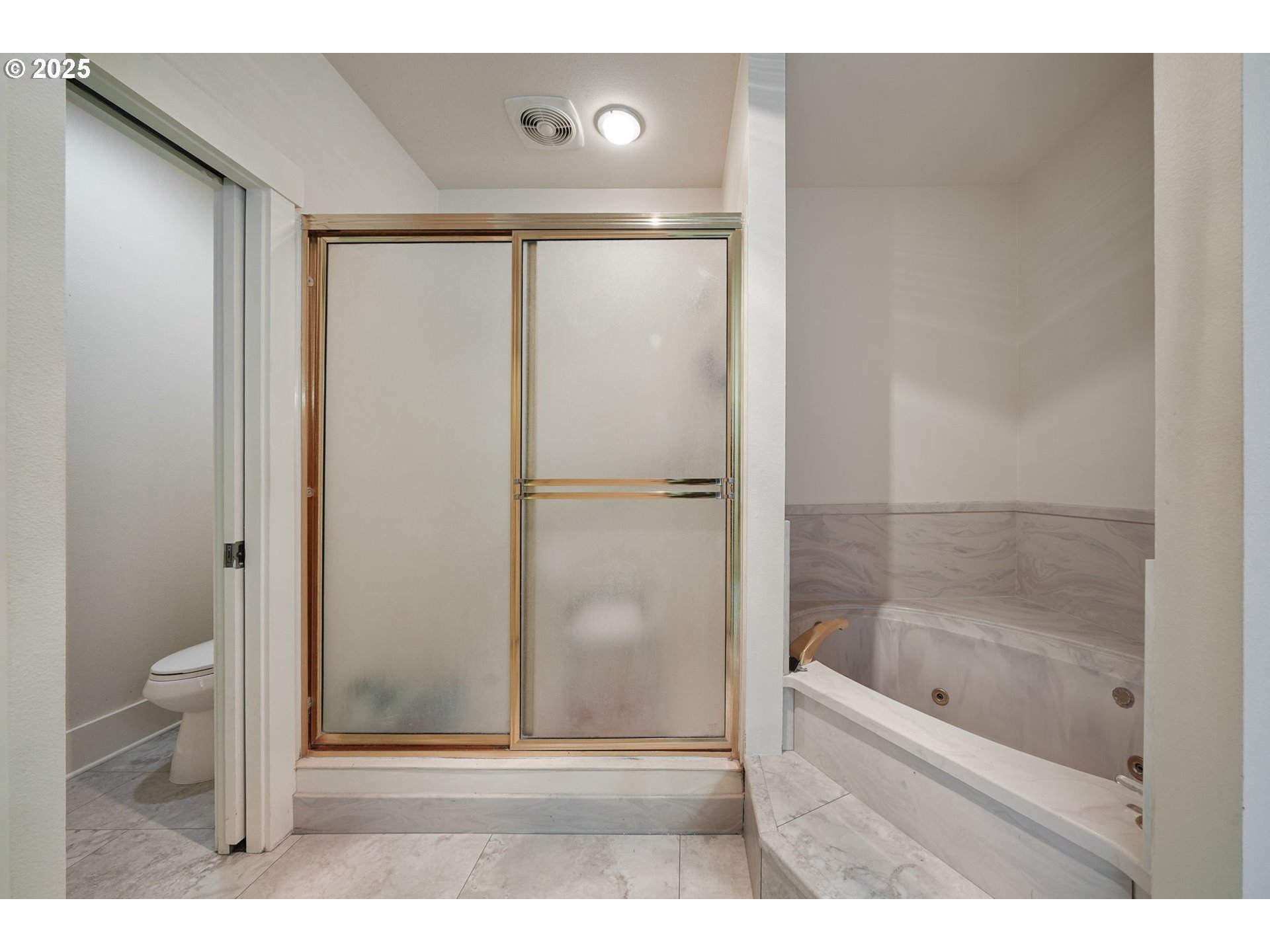 27415 Siuslaw Road Lorane, OR 97451 - Photo 22 of 48 a bathroom with a bathtub