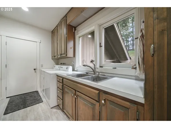 a view of sitting area with furniture