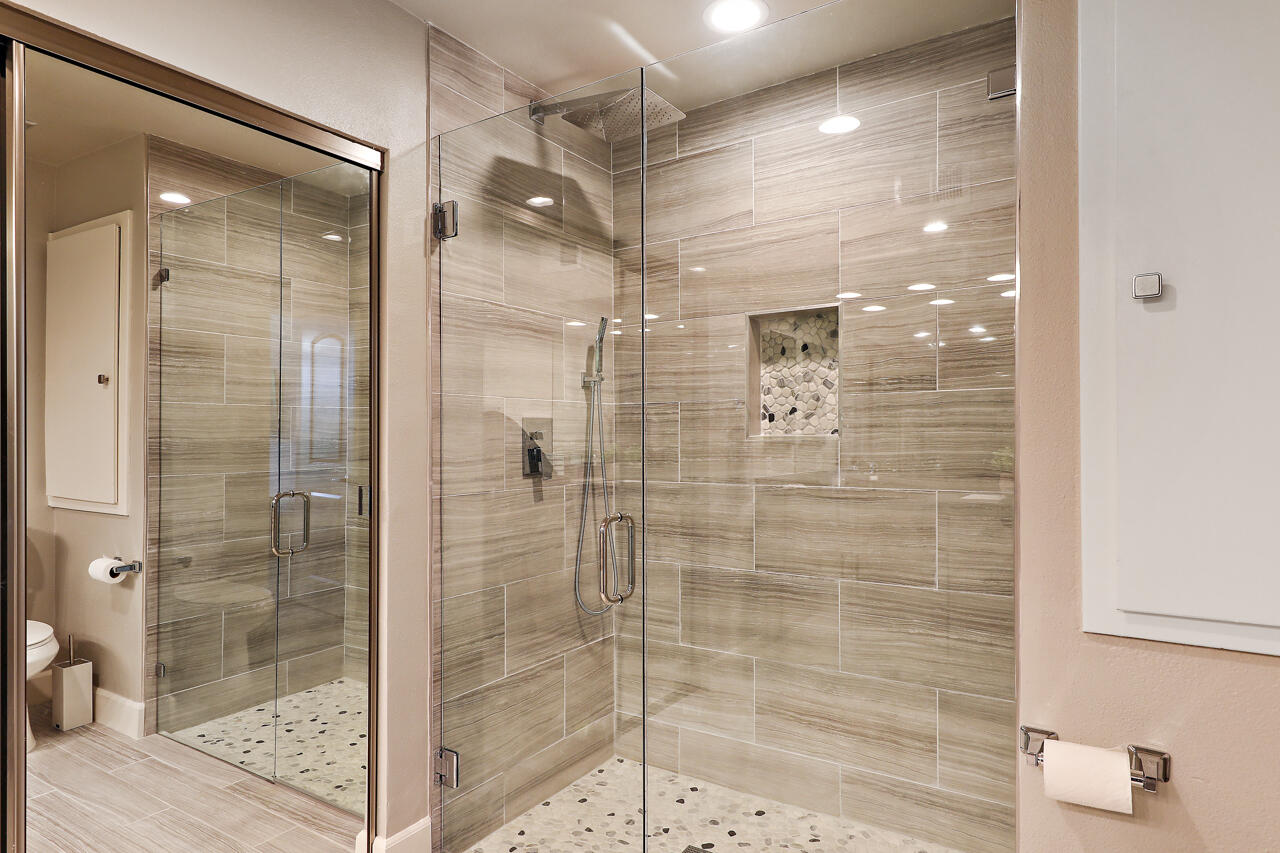 36 Sunrise Drive Rancho Mirage, CA 92270 - Photo 14 of 39 a bathroom with a shower