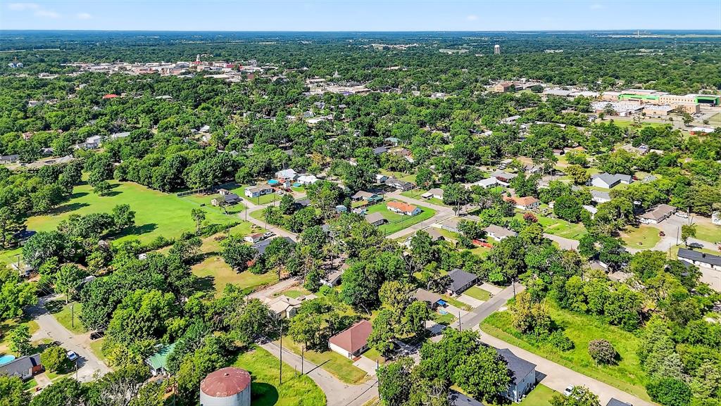 712 Seven Oaks Road, Unit 712 Bonham, TX 75418 - Photo 28 of 39 a view of a green field