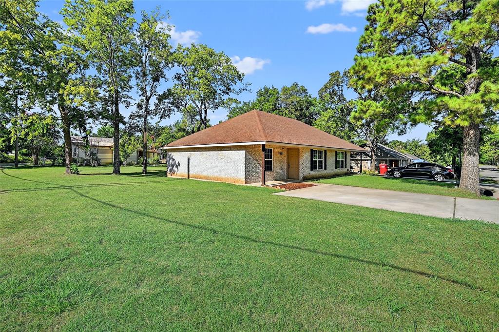 712 Seven Oaks Road, Unit 712 Bonham, TX 75418 - Photo 4 of 39 a front view of a house with garden
