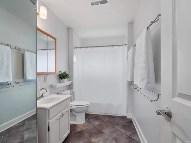 $1,079,000 | 575 East 635 South, Wolcottville, IN 46795