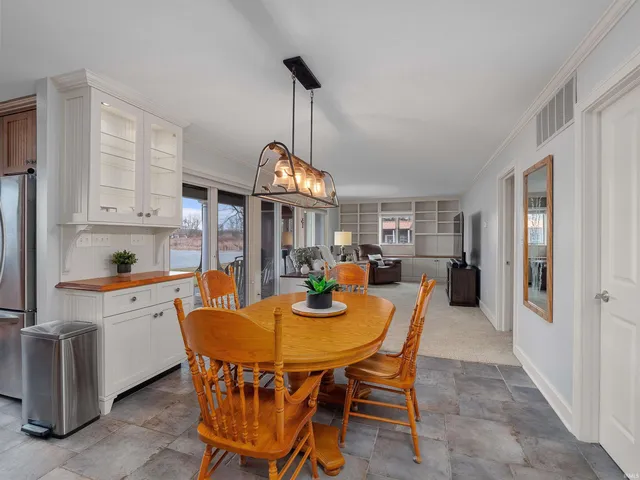 $1,079,000 | 575 East 635 South, Wolcottville, IN 46795