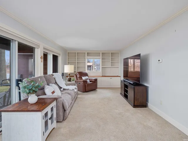 $1,079,000 | 575 East 635 South, Wolcottville, IN 46795