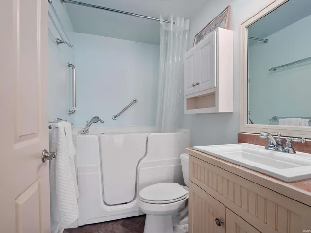 $1,079,000 | 575 East 635 South, Wolcottville, IN 46795