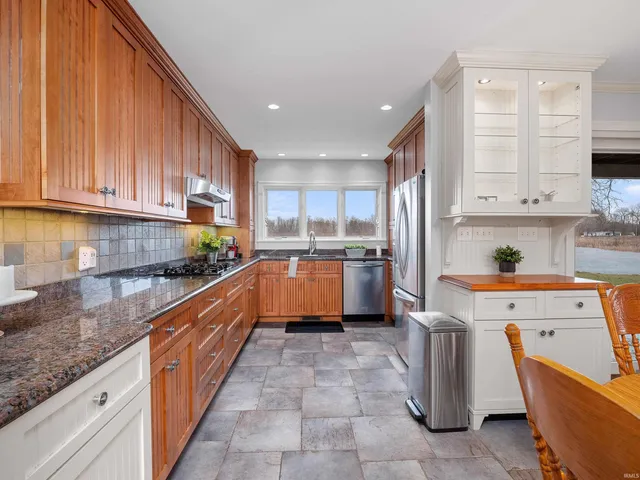 $1,079,000 | 575 East 635 South, Wolcottville, IN 46795