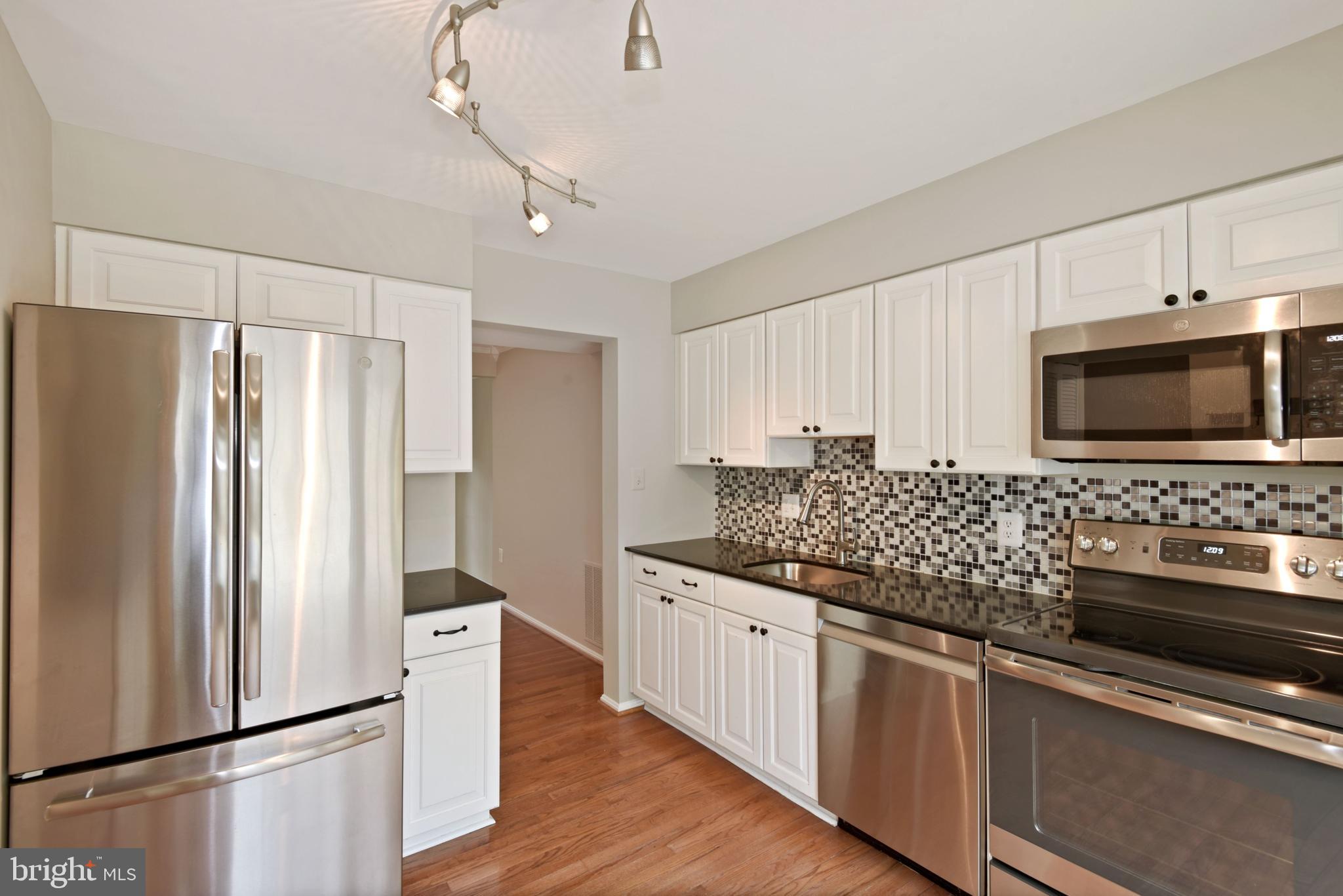 5528 Ridgeton Hill Court Fairfax, VA 22032 - Photo 8 of 34