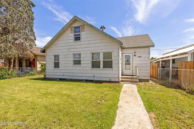 a view of a house with swimming pool