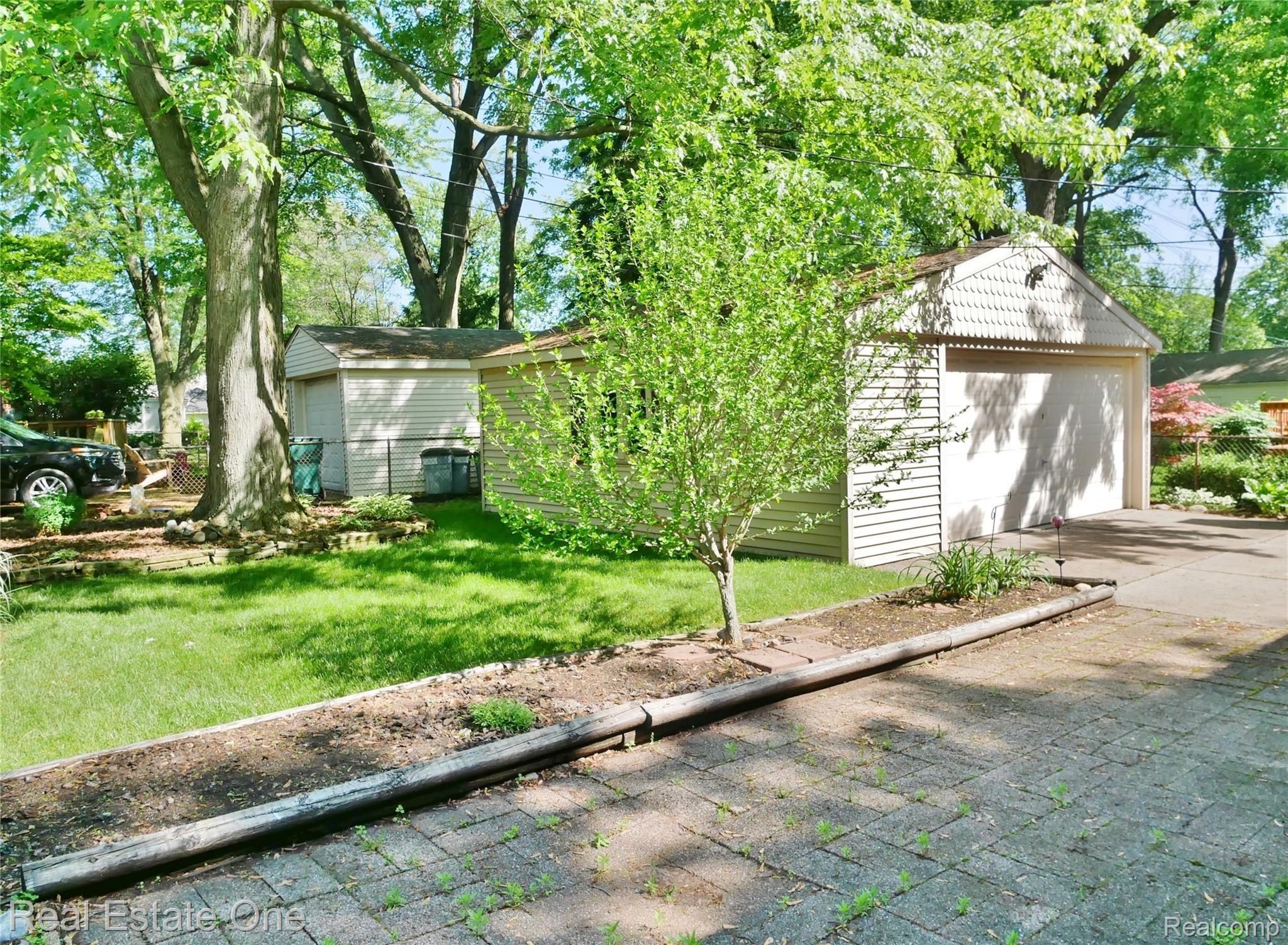 2233 Dunstable Road Birmingham, MI 48009 - Photo 18 of 18 yard.JPG