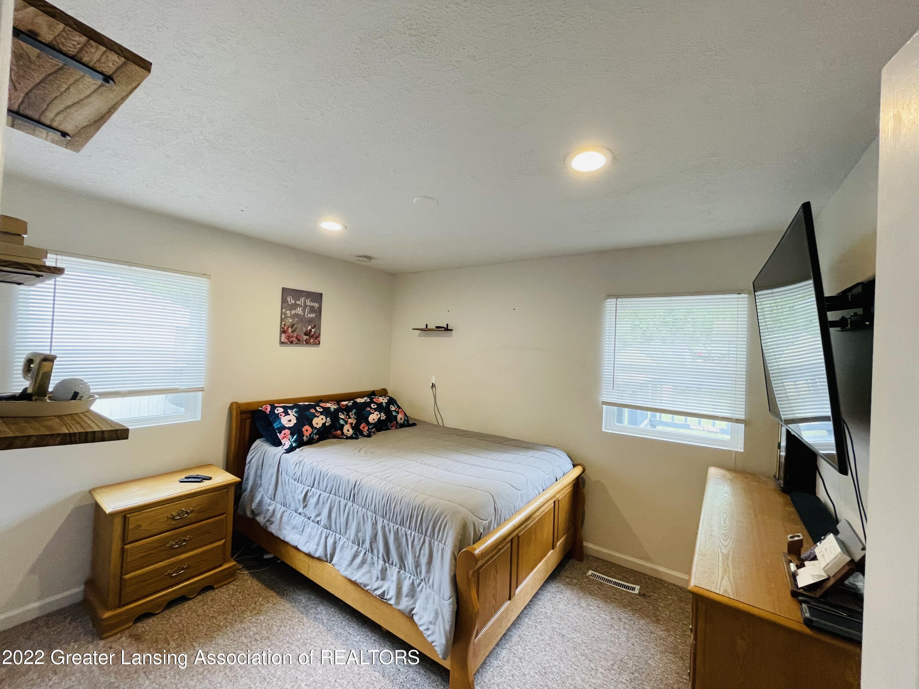3119 Shetland Road Lansing, MI 48911 - Photo 9 of 19 3D90AE8F-40EF-4F29-B718-EA27D86838B6