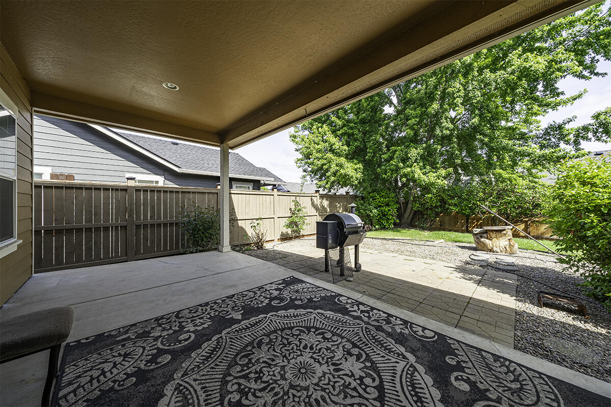 176 Echo Way Eagle Point, OR 97524 - Photo 18 of 26 DSC01299-HDR-Edit