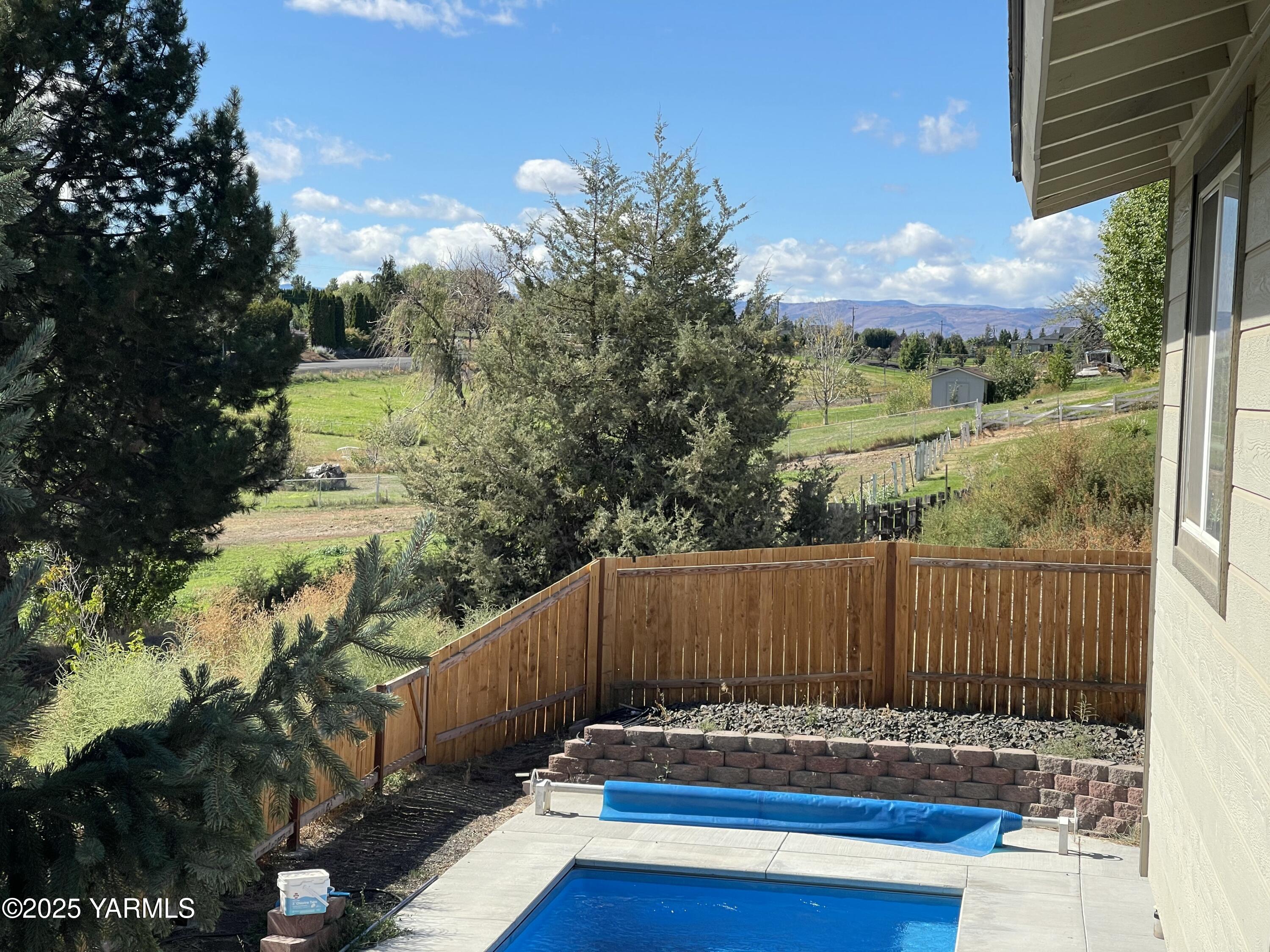 1602 Stein Road Yakima, WA 98908 - Photo 26 of 40 a view of a bench in a garden