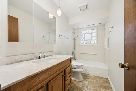 $400,000 | 27W641 Holly Court, West Chicago, IL 60185