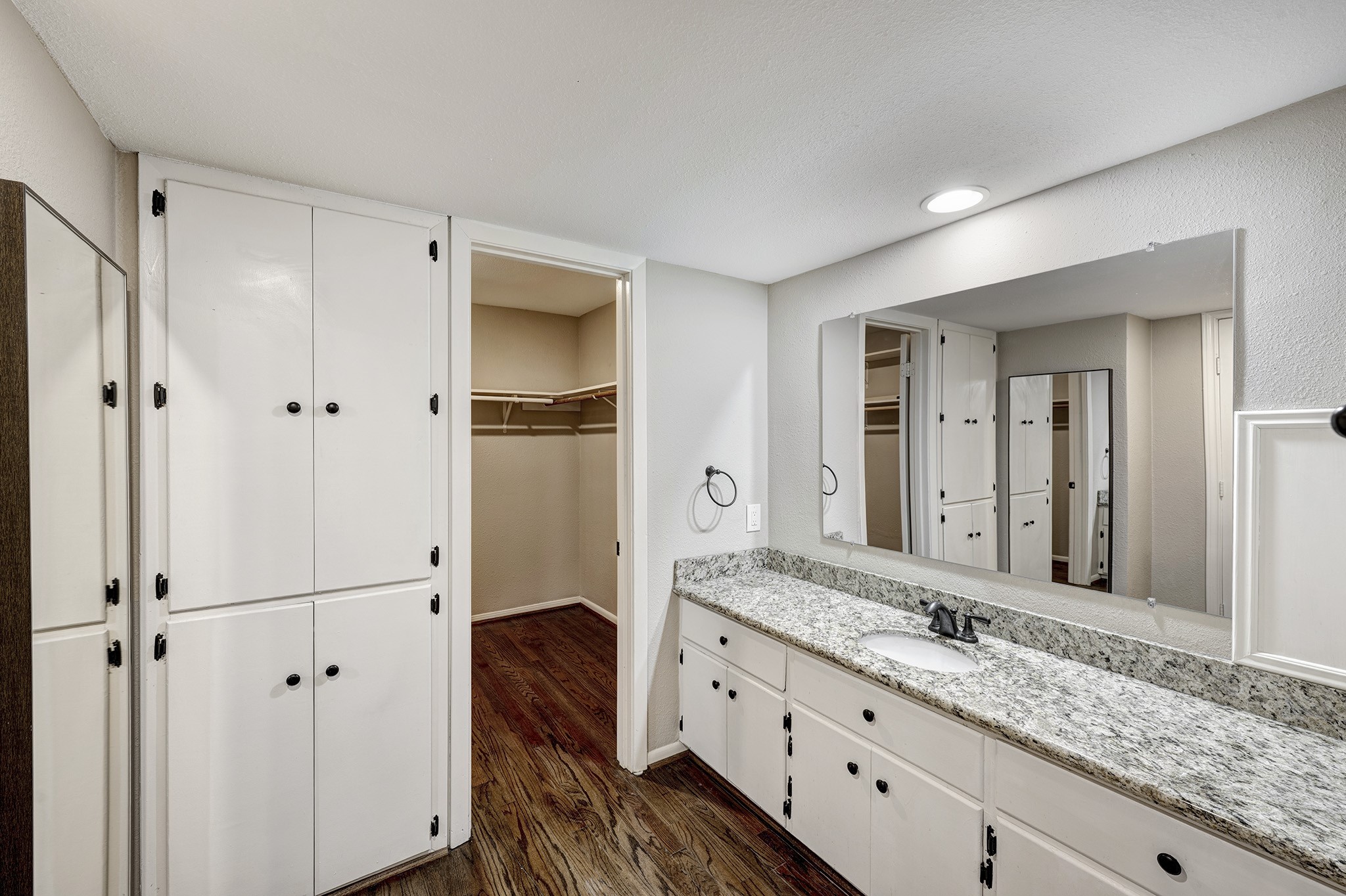1122 Autrey Street, Unit 5 Houston, TX 77006 - Photo 13 of 32 Upstairs bath with granite countertop looking toward large walk in closet. Note the storage under the long counter and to the left in the photo.