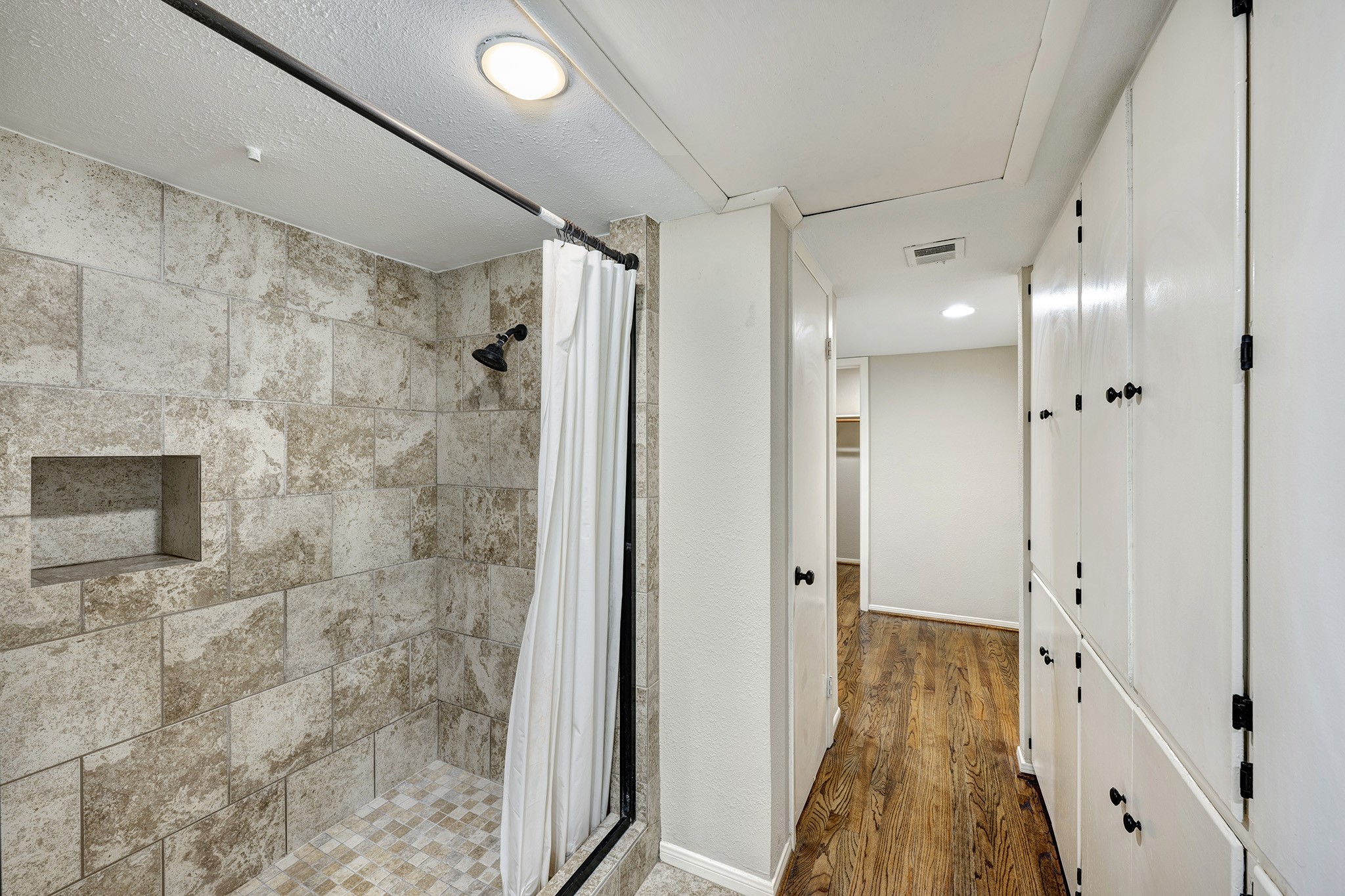 1122 Autrey Street, Unit 5 Houston, TX 77006 - Photo 15 of 32 Large beautifully tiled shower with double headed shower heads.