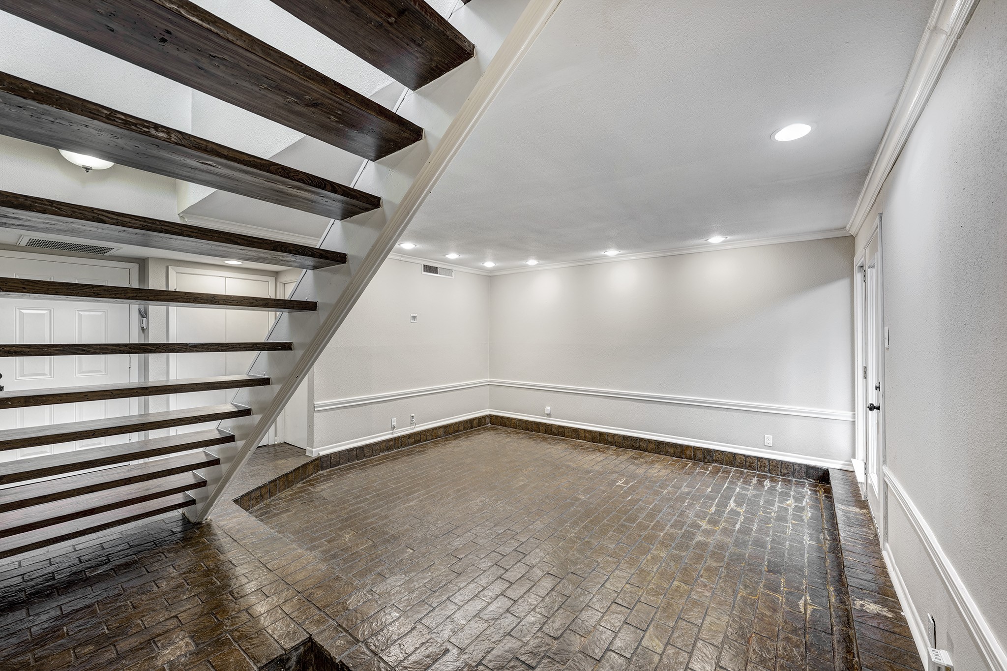 1122 Autrey Street, Unit 5 Houston, TX 77006 - Photo 10 of 32 Living room as seen from walking in from dining room.