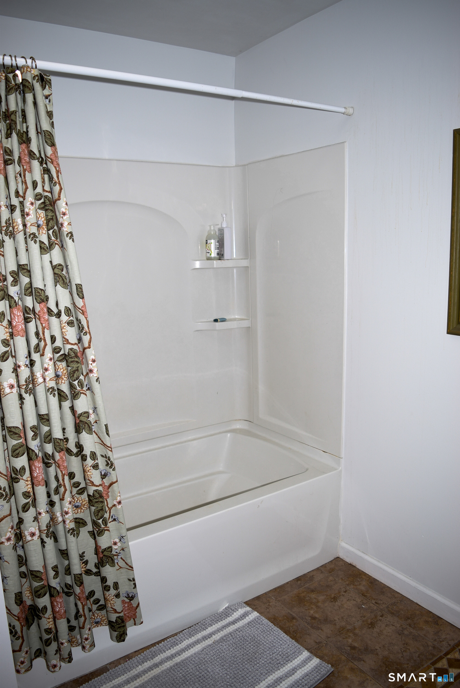 76 Sinclair Street Windsor, CT 06095 - Photo 25 of 32 This one has a tub/shower enclosure