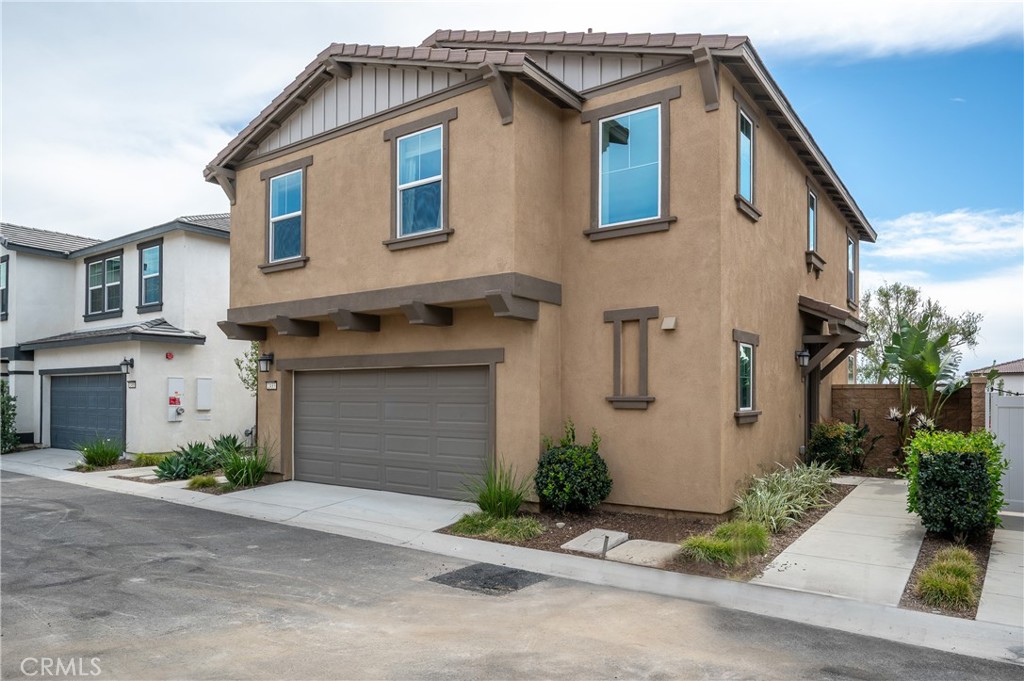 2433 Gunner Ridge Way Rialto, CA 92377 - Photo 2 of 31
