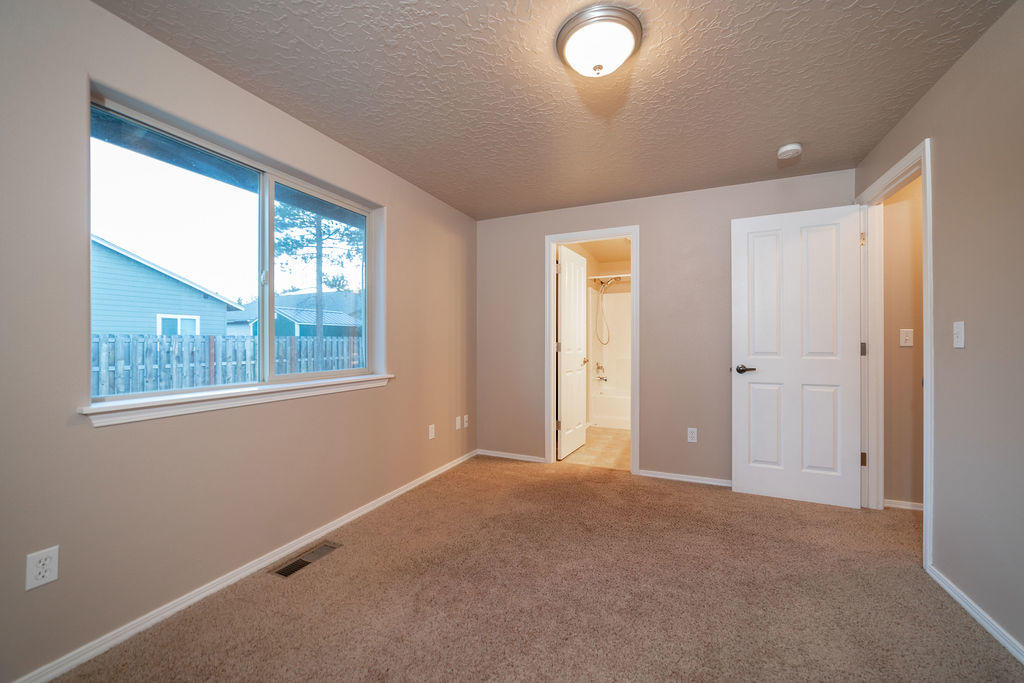 16477 Riley Drive La Pine, OR 97739 - Photo 17 of 26 PhotoMyListing-21