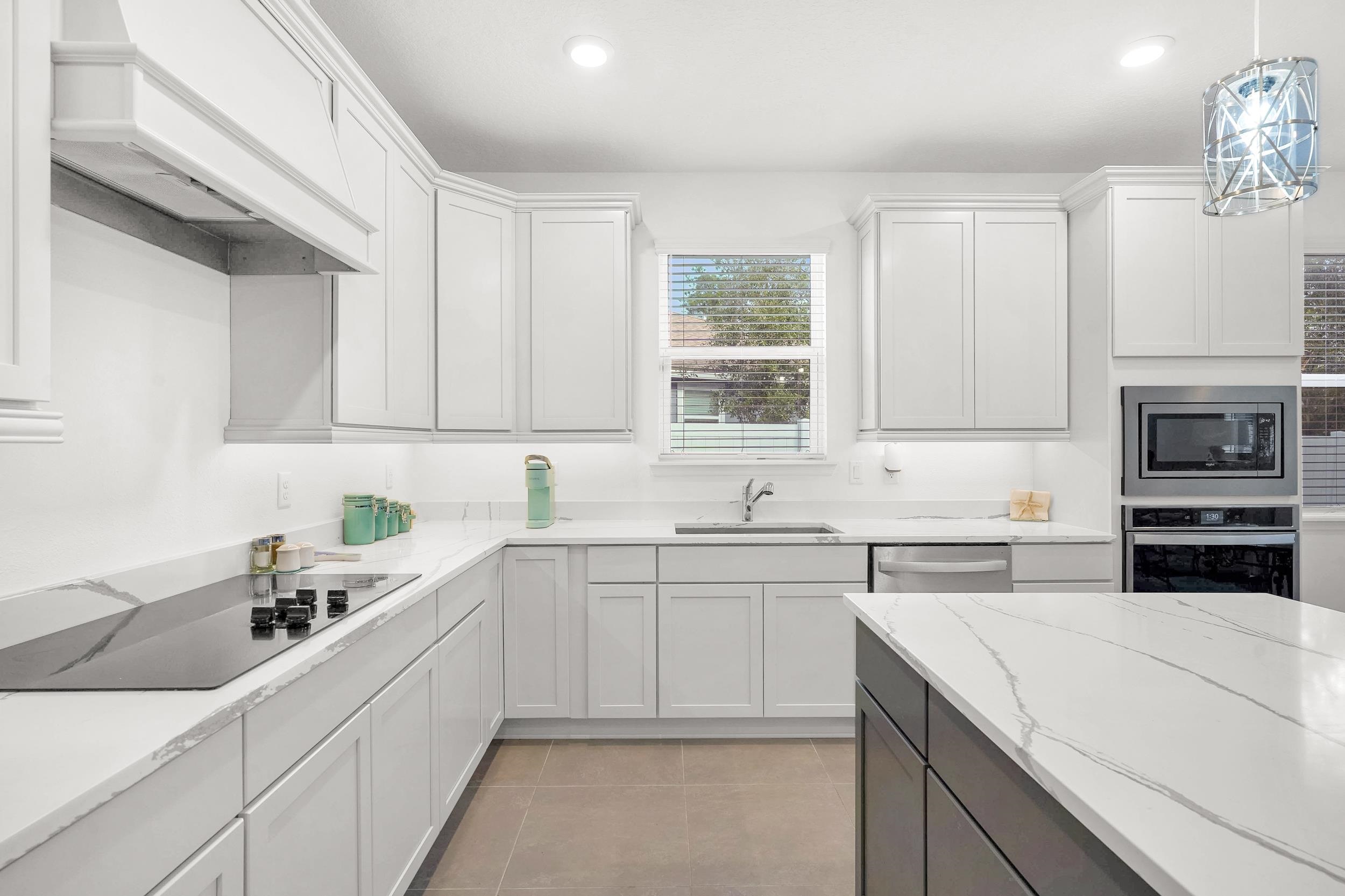 127 Shell Crk Court St. Augustine, FL 32086 - Photo 10 of 38 a kitchen that has a sink and a stove in it