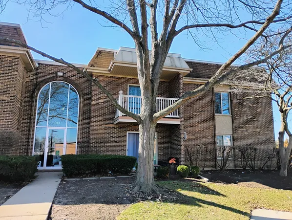 $2,200 | 910 West Alleghany Drive, Unit 2B, Arlington Heights, IL 60004