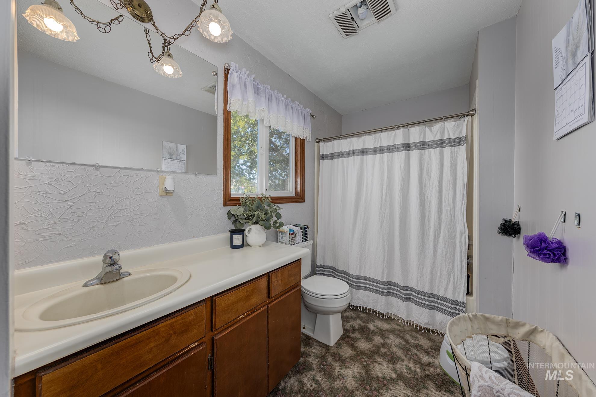 6040 Adams Road New Plymouth, ID 83655 - Photo 19 of 50 Full bath featuring vanity and shower / bath combo