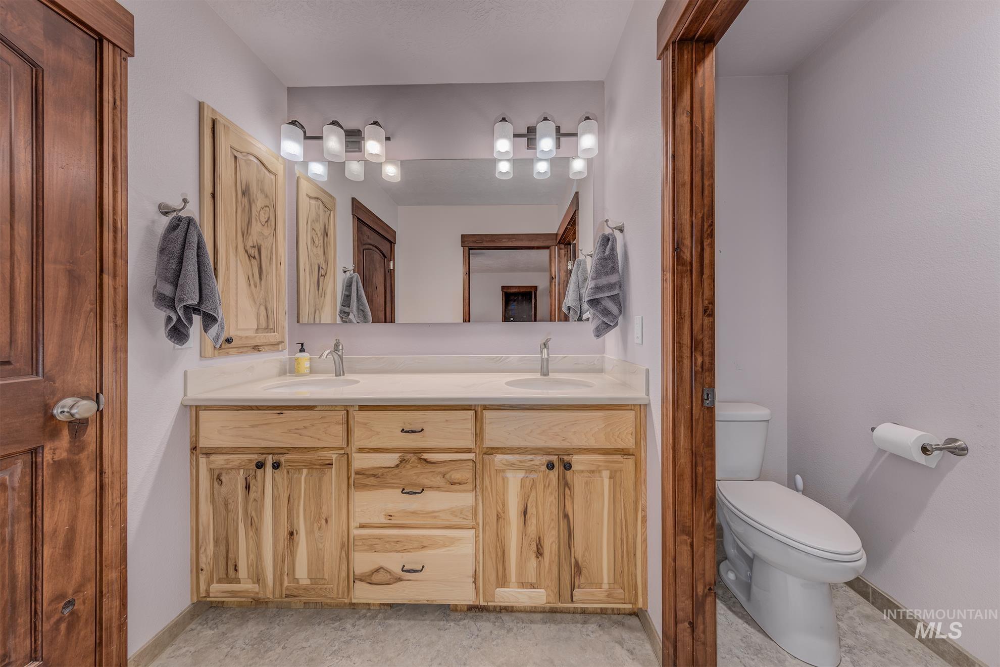 6040 Adams Road New Plymouth, ID 83655 - Photo 23 of 50 Bathroom featuring double vanity and toilet