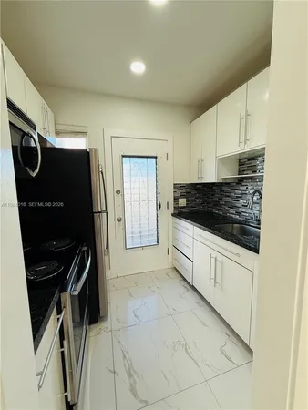 $1,950 | 617 Southwest 11th Street, Unit 14E, Miami, FL 33129