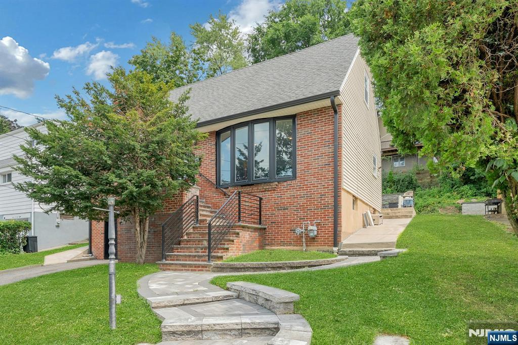 774 Ravenhill Road Ridgefield, NJ 07657 - Photo 2 of 31 Gallery Image 2