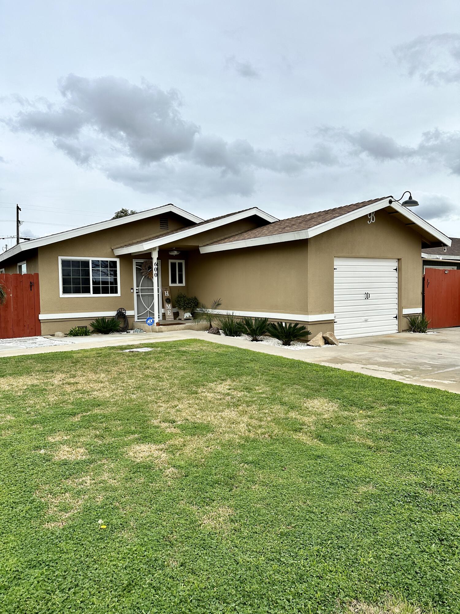 600 South R Street Tulare, CA 93274 - Photo 1 of 23 1