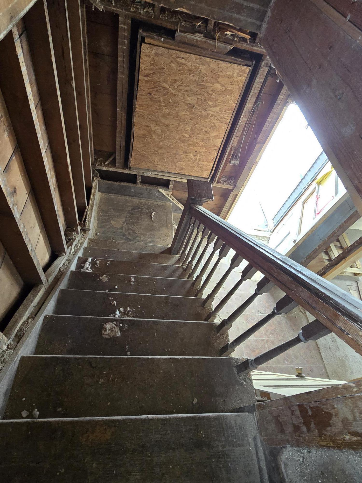 181 West Prospect Street Jackson, MI 49203 - Photo 3 of 13 181 W Prospect staircase