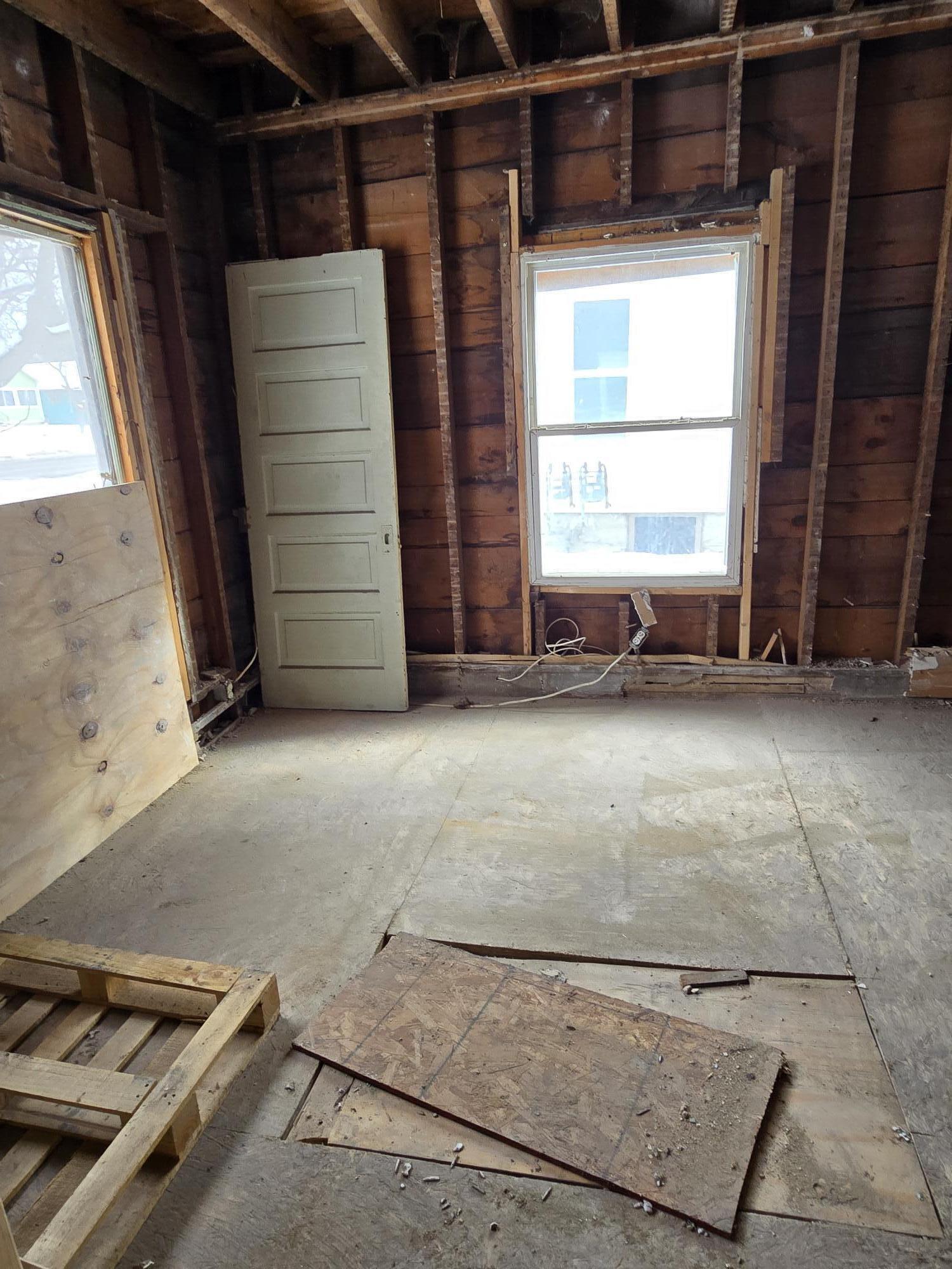 181 West Prospect Street Jackson, MI 49203 - Photo 4 of 13 181 W Prospect imside front room.with do
