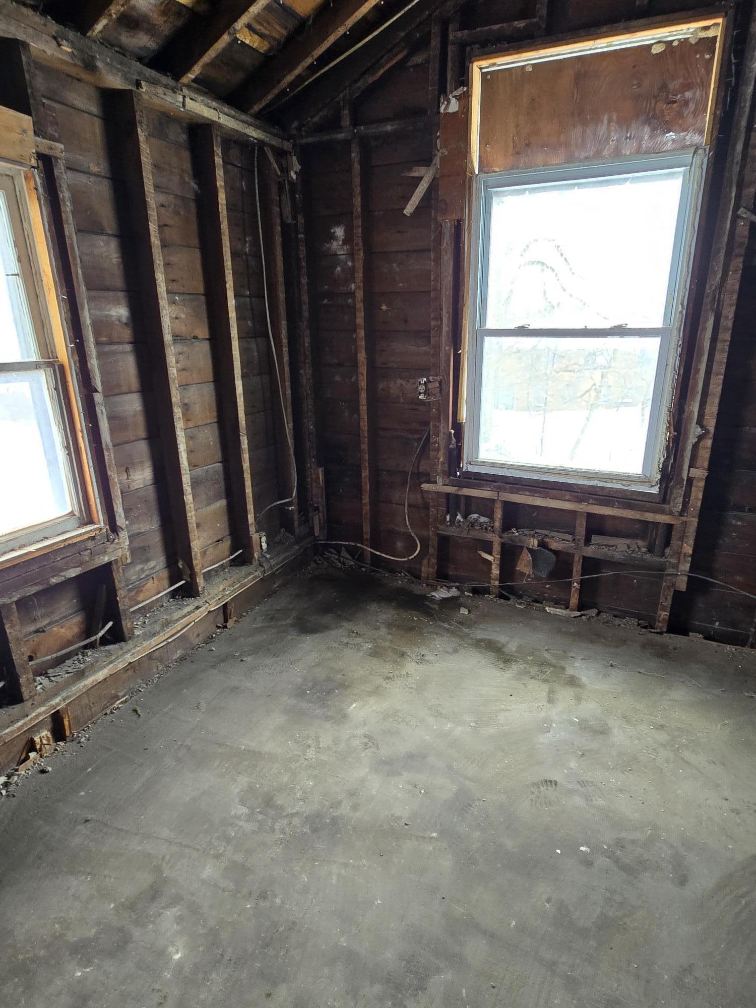 181 West Prospect Street Jackson, MI 49203 - Photo 10 of 13 181 W Prospect upstair room with 2 windo