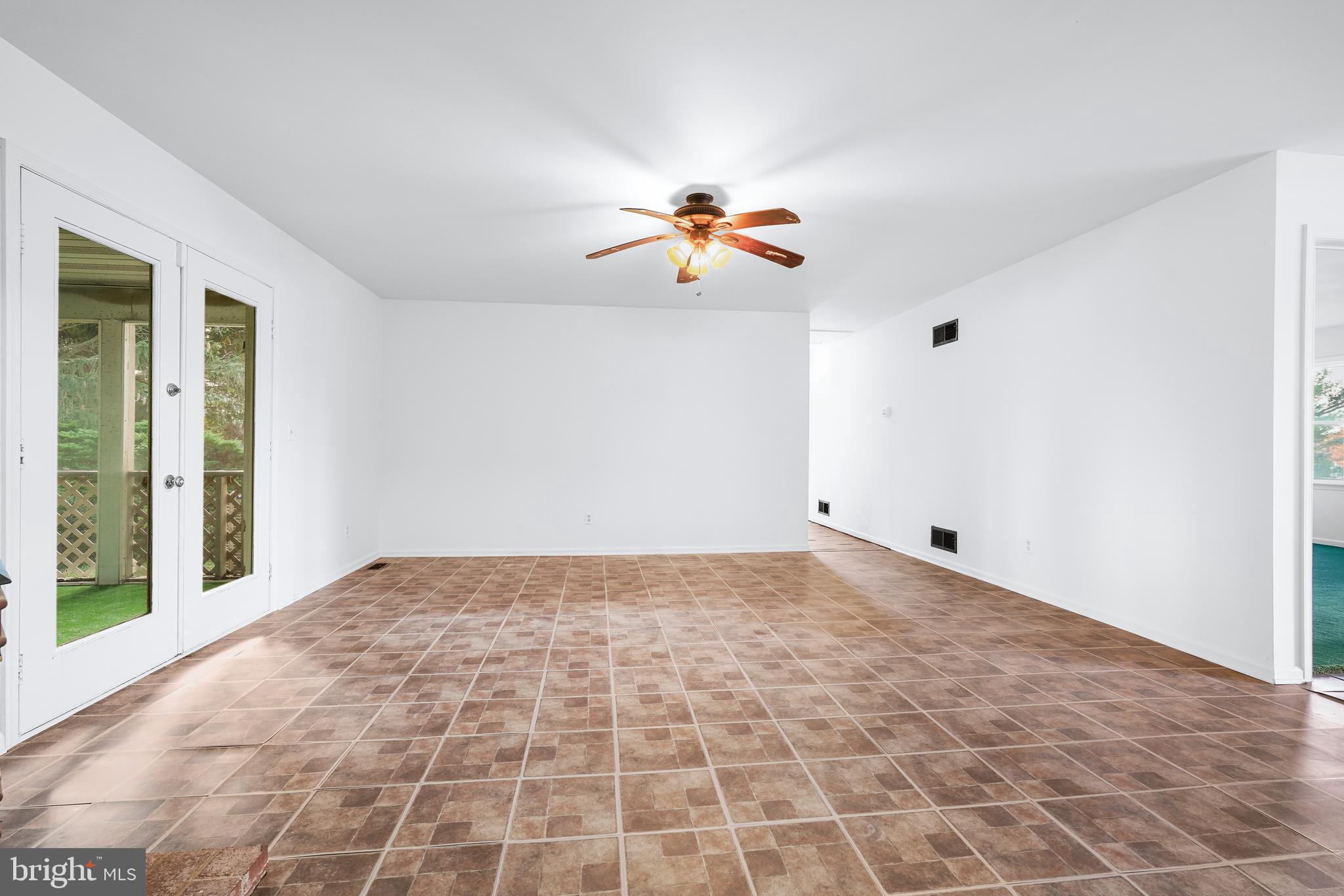 1074 Leeds Road Elkton, MD 21921 - Photo 15 of 29 Living room