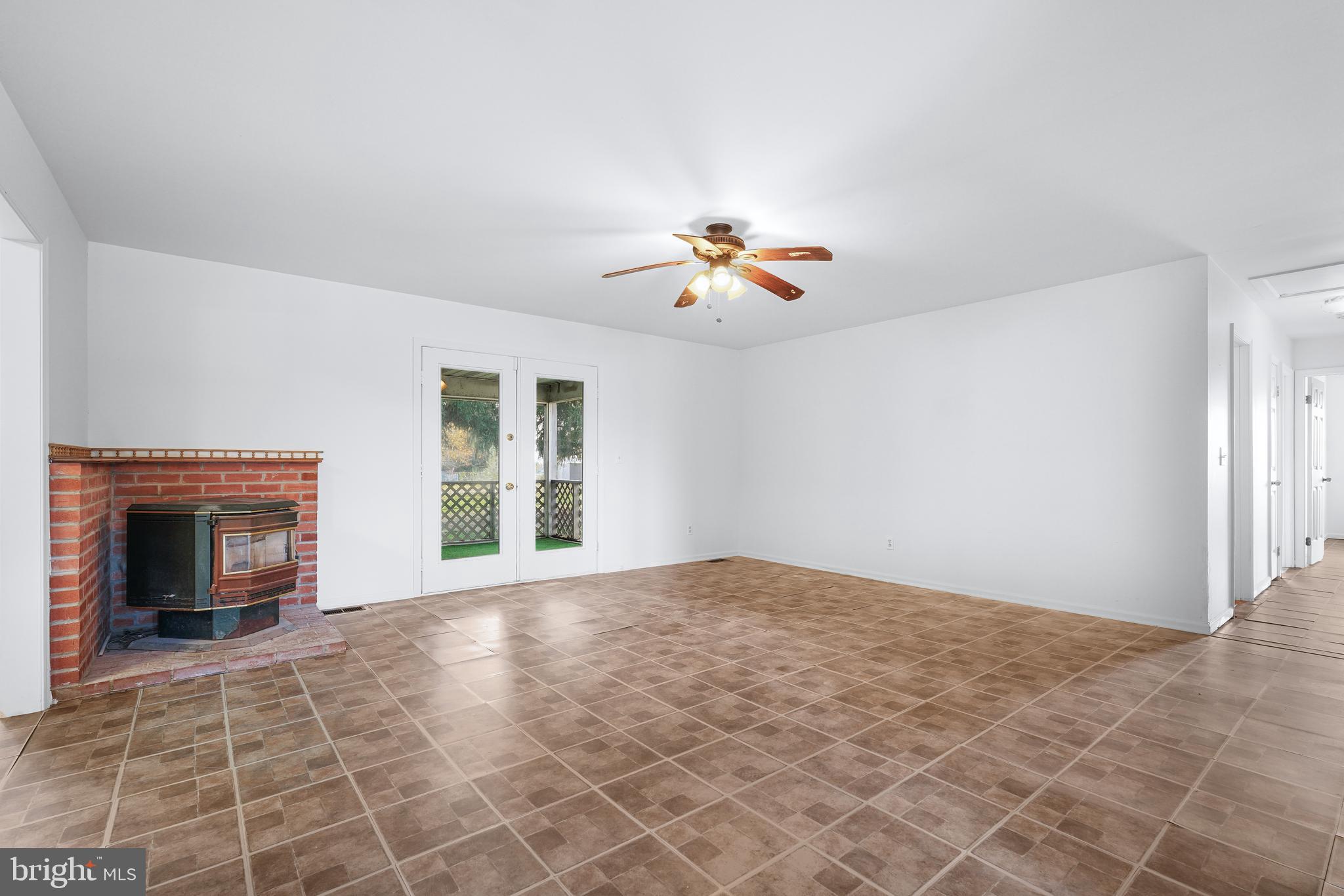 1074 Leeds Road Elkton, MD 21921 - Photo 16 of 29 Living room
