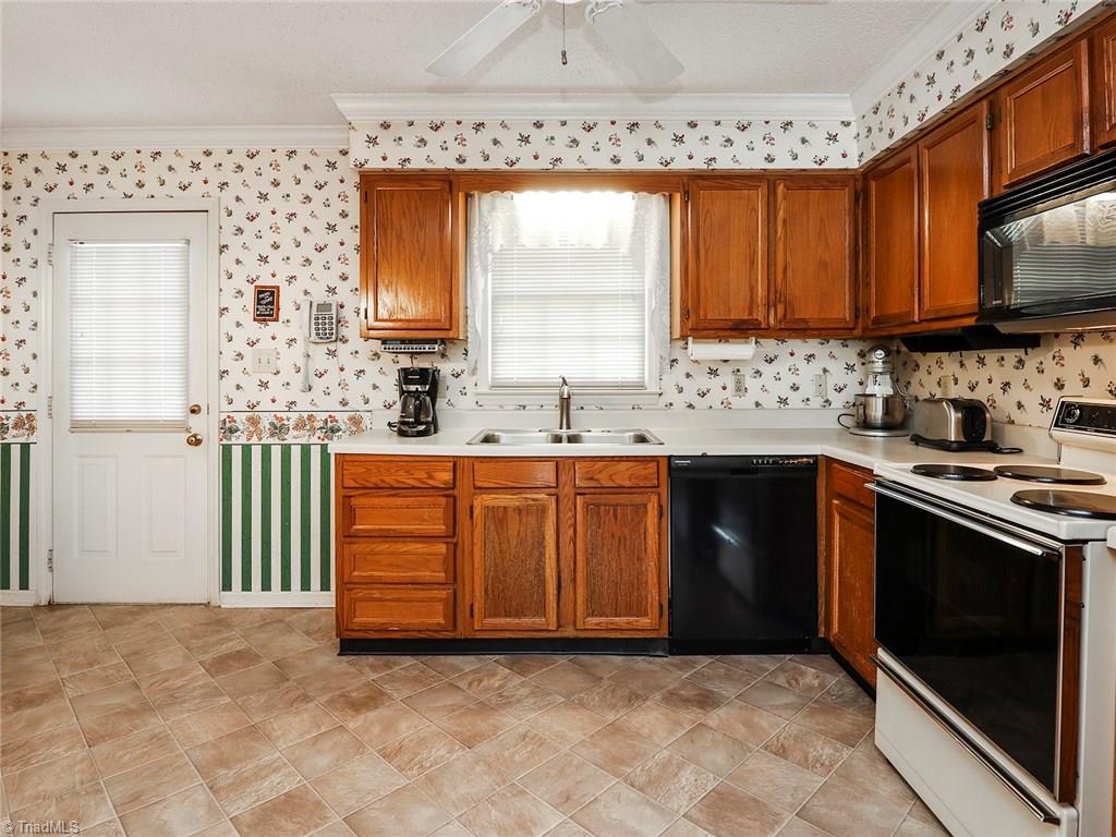 805 Burguss Road High Point, NC 27265 - Photo 6 of 20 Gallery Image 6