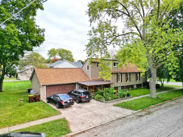 $295,000 | 320 West Donovan Avenue, Woodstock, IL 60098