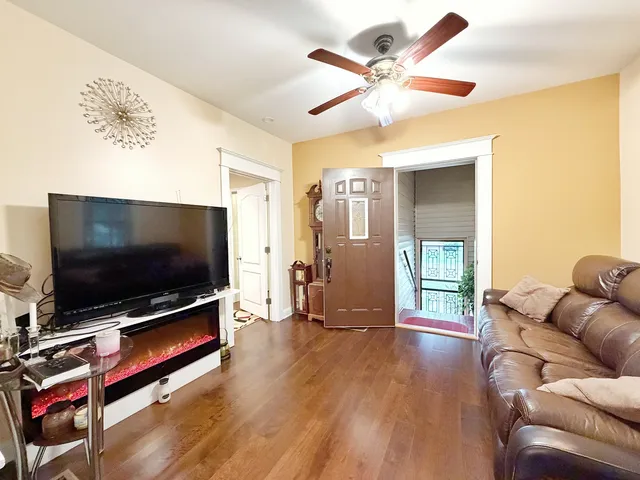 $295,000 | 320 West Donovan Avenue, Woodstock, IL 60098