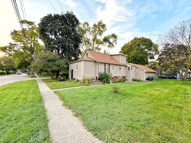 $295,000 | 320 West Donovan Avenue, Woodstock, IL 60098