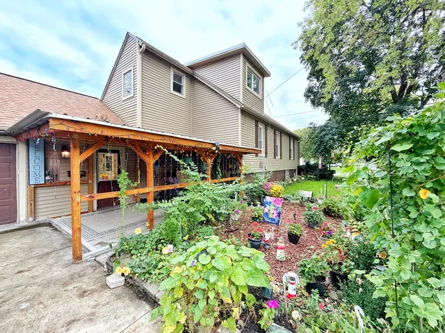 $295,000 | 320 West Donovan Avenue, Woodstock, IL 60098