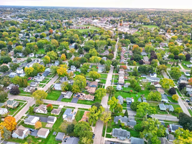 $295,000 | 320 West Donovan Avenue, Woodstock, IL 60098