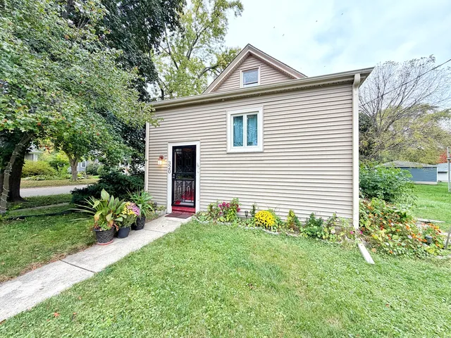 $295,000 | 320 West Donovan Avenue, Woodstock, IL 60098
