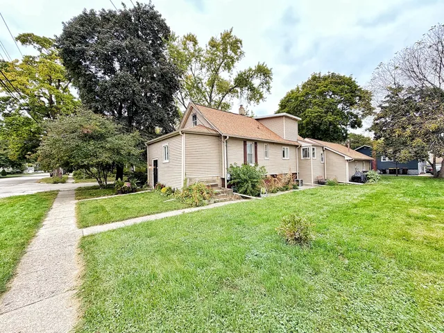 $295,000 | 320 West Donovan Avenue, Woodstock, IL 60098