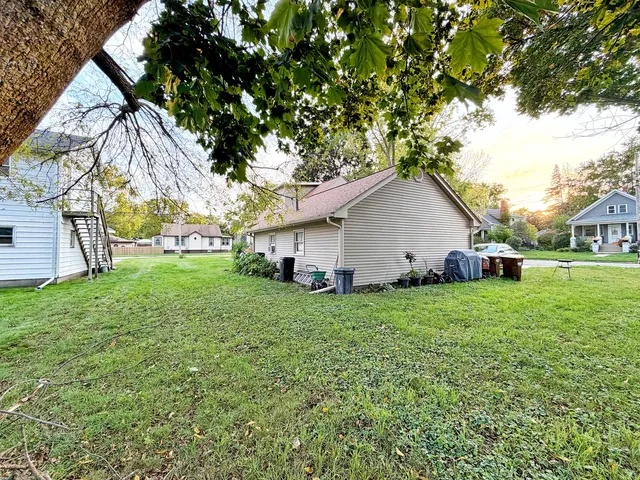 $295,000 | 320 West Donovan Avenue, Woodstock, IL 60098