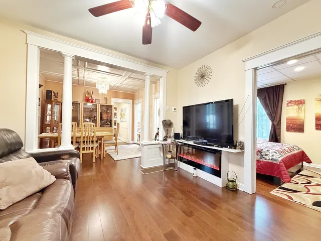 $295,000 | 320 West Donovan Avenue, Woodstock, IL 60098