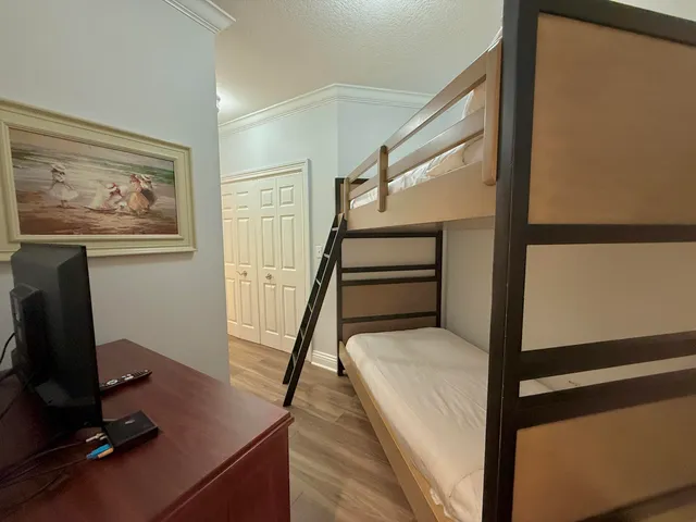 a view of entryway with a workspace