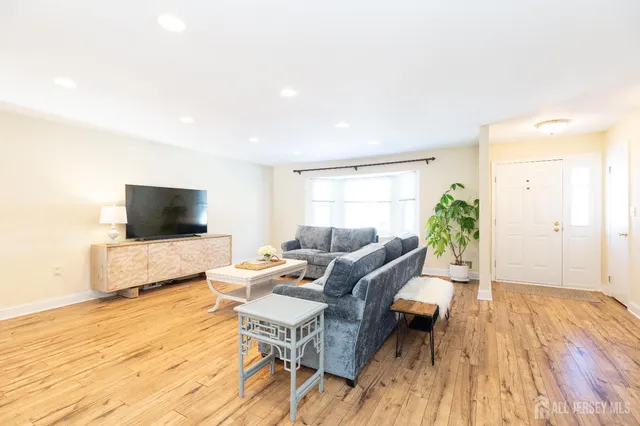 $799,000 | 9 Sturbridge Drive West, Piscataway, NJ 08854