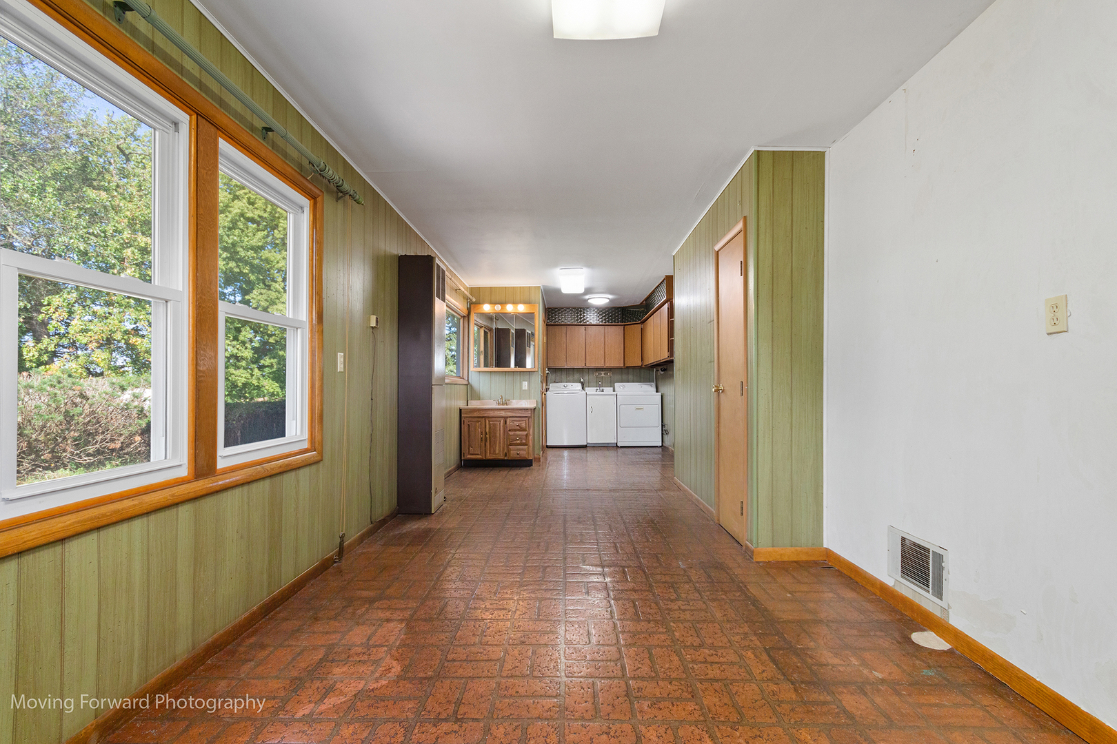 1645 East Southmor Road Morris, IL 60450 - Photo 11 of 39 a view of a hallway with wooden floor and a kitchen