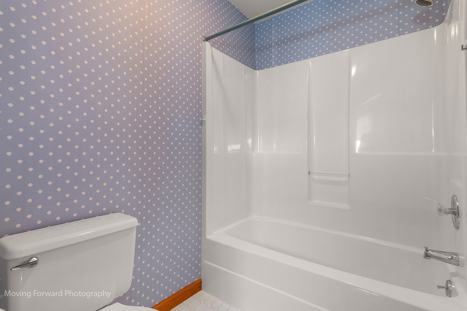 1645 East Southmor Road Morris, IL 60450 - Photo 14 of 39 a bathroom with a toilet and bathtub